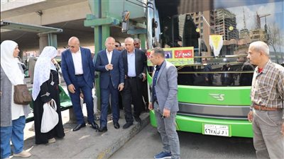 محافظ القاهرة يتفقد مواقف النقل للتأكد من الالتزام بالتعريفة الجديدة رسميا