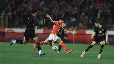 الأهلي يحسم القمة بثلاثية نظيفة ويؤكد تفوقه على الزمالك في سباق الدوري المصري