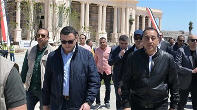 رئيس الوزراء يتفقد 
