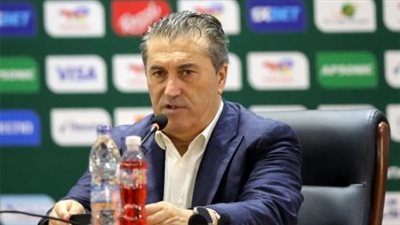 بيسيرو يعقد جلسة مع اللاعبين استعدادًا لمواجهة المصري البورسعيدي 