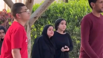 زوجة إبراهيم شيكا تنهار في تشييع جنازته بعد صراع طويل مع السرطان