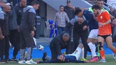 إصابة أحمد قندوسي لاعب سيراميكا بكسر في الساق خلال مباراة فاركو