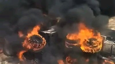 انقلاب شاحنة على طريق الزعفرانة بني سويف واحتراقها بالكامل.. إصابة السائق والمساعد