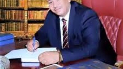 نائب برلماني يطالب الأطباء بالبقاء في مصر.. وعمرو أديب يعتذر على الهواء