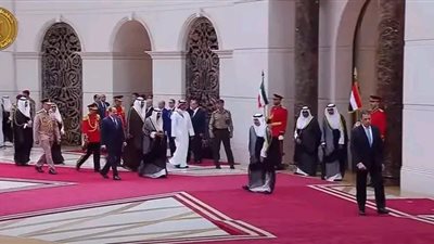 المدفعية الكويتية تطلق 21 طلقة ترحيبًا بالرئيس السيسي فور وصوله قصر بيان