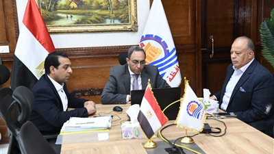 عبر الفيديو كونفرانس.. محافظ قنا يوجّه رؤساء المراكز بتكثيف التواجد الميداني ورفع كفاءة الخدمات