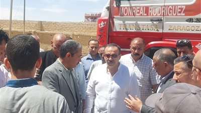 محافظ أسيوط ووكيل التموين يتفقدان بدء موسم توريد القمح من قلب الحقول