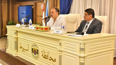 محافظ أسيوط: يوجه بتكثيف الرقابة على توريد القمح وصرف مستحقات المزارعين فورًا