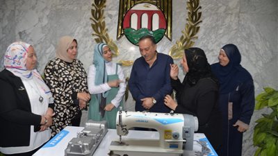 محافظ أسيوط يلبّي حلم طالبة من ذوي الهمم بتوفير ماكينة خياطة ويشرف على تدريبها