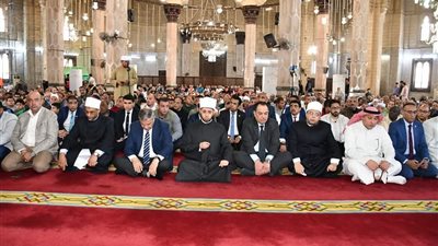 وزير الأوقاف ومحافظ الإسكندرية وعدد من سفراء الدول يشهدون شعائر صلاة الجمعة بمسجد سيدي أبي العباس المرسي