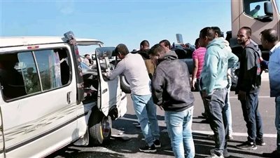 وفاة شخص وإصابة 13 آخرين في حادث انقلاب ميكروباص أعلى الطريق الأوسطي