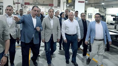 مدبولي: يتفقد منشآت طيبة الصناعية بالعاشر من رمضان.. شراكة فرنسية لتطوير معدات الكهرباء