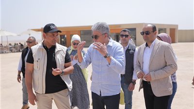 فتحي يتفقد تدفق حركة الزيارة ويحرص على القيام بالتجربة السياحية كاملةً بمنطقة أهرامات الجيزة