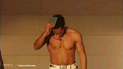 محمد رمضان يُقبل جواز السفر المصري في مهرجان كوتشيلا 2025