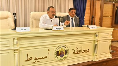 محافظ أسيوط يوجه بتشكيل غرفة عمليات ليلية لرصد مخالفات الأسواق العشوائية