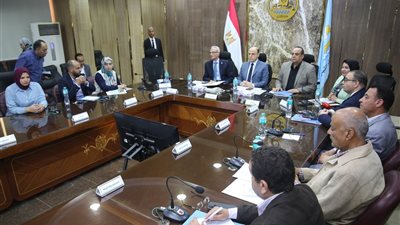 محافظ كفرالشيخ يعقد اجتماعًا تنسيقيًا لتعزيز الزراعة الذكية مناخيًا