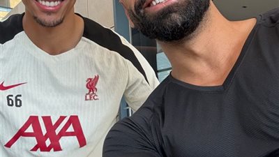 محمد صلاح يثير الجدل بصورة مع أرنولد وسط أنباء انتقاله لريال مدريد