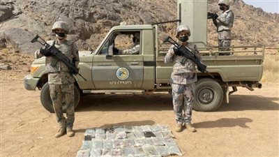 حرس الحدود السعودي يضبط 3 مهربين بحوزتهم 40 كجم من القات بعسير