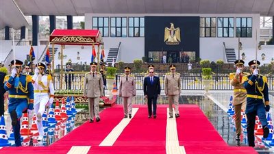 الرئيس السيسي يضع إكليلًا من الزهور في ذكرى تحرير سيناء ويترحم على الزعيم السادات