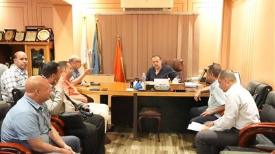 إصلاح 120 سريرًا و60 كرسيًا متحركًا واستغلال 30 طن رواكد خشبية بمبادرة من محافظ أسيوط