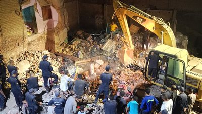 مصرع طفلة وإصابة 7 آخرين في انهيار منزل مكون من 3 طوابق بحي غرب في أسيوط