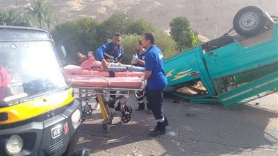 مصرع طفل وإصابة 34 أغلبهم أطفال في انقلاب سيارة تقل عمالًا بأسيوط