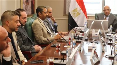 وزير الكهرباء يجتمع بمسئولي شركة 