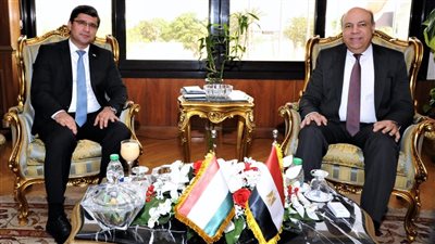 وزير الطيران المدني يبحث مع سفير طاجيكستان فرص التوسع في الربط الجوي بين البلدين