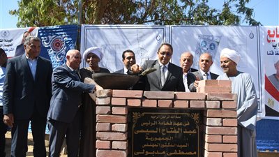 لخدمة أكثر من 140 ألف نسمة .. محافظ قنا يضع حجر الأساس لمحطة مياه الكلاحين بقفط