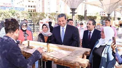 محافظ دمياط يفتتح معرض 