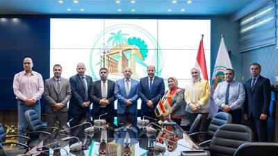 توقيع عقود تشغيل مجمع تجفيف الطماطم بالأقصر بين هيئة تنمية الصعيد وشركة أفرولاند
