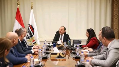 وزير قطاع الأعمال يبحث مع مجموعة شاهينلر التركية فرص الاستثمار في الصناعات والنشاط السياحي