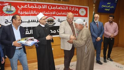 محافظ القليوبية يُسلِم ملابس الإحرام لحجاج الجمعيات الأهلية