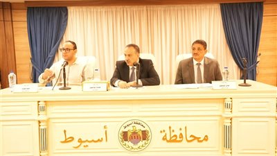 محافظ أسيوط يوجه بسرعة تقنين أوضاع الأراضي خلال اجتماع المجلس التنفيذي