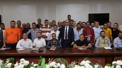 وزير العمل يسلّم عقود العمل للمتقدمين للفرص الوظيفية بالإمارات