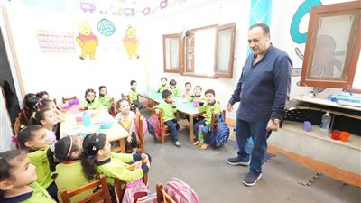 محافظ أسيوط يتفقد حضانة الأطفال بمساكن عزبة السجن لتعزيز الرعاية التعليمية والاجتماعية