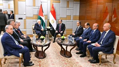 السيسي يلتقي الرئيس الفلسطيني بموسكو ويؤكد دعم مصر الكامل للقضية الفلسطينية