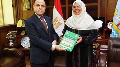 عبد المعطى يُسلّم عقود تقنين أراضي أملاك دولة للمستفيدين من اهالى كفر الشيخ 