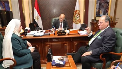 وزير العمل يبحث مع شركة 