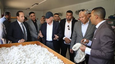 مستشار رئيس الجمهورية يتفقد نادي الهجن و مشروعات الاستثمار الزراعي بالخارجة