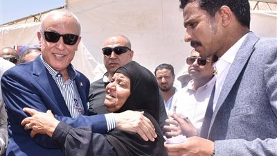 محافظ الأقصر وعد فأوفي.. عمارة يزور «الحاجة وهيبة» سيدة الميكروباص ويلبي دعوتها