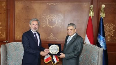 رئيس هيئة قناة السويس يبحث سبل التعاون المشترك مع السفير الإيطالي في مجال السياحة البحرية