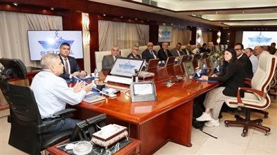 رئيس هيئة قناة السويس يلتقي وفد مجموعة ميرسك العالمية لبحث سبل التعاون