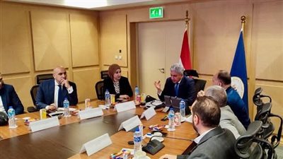 وزير السياحة يعقد اجتماعًا لمناقشة الحصول على التأشيرة الاضطرارية عند منافذ الوصول الجوية 