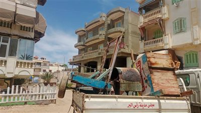 رأس البر تكثف حملات الانضباط وتغلق جراجات ومخزن خردة مخالف