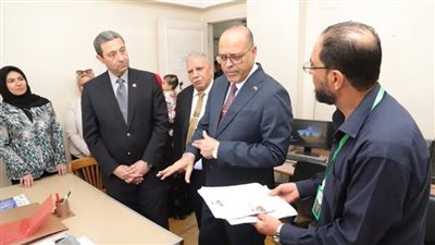 وزير العمل يتفقد مديرية العمل ويحث العاملين على تكثيف الجهود لخدمة المواطنين