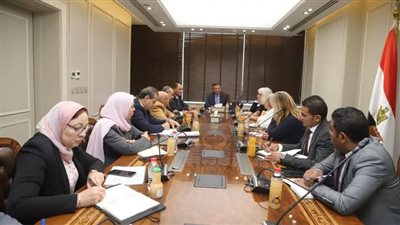 وزير الزراعة يستعرض مع بعثة 