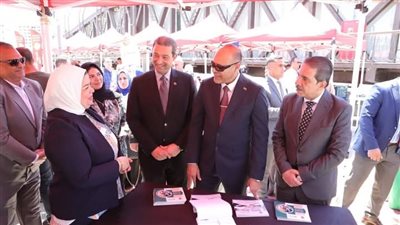 وزير العمل يتفقد معرضًا يقدم منتجات بأسعار مخفضة للمواطنين بدمياط