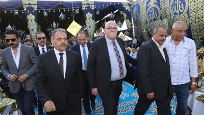 محافظ الشرقية يُؤدي واجب العزاء في وفاة شقيقة اللواء محمد شاهين وكيل فرع جهاز الأمن الوطني بالشرقية
