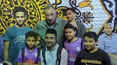 رغم حزنه علي فقد شقيقته.. «الخطيب» يلتقط الصور مع الأطفال في عزاء شقيقته بقنا